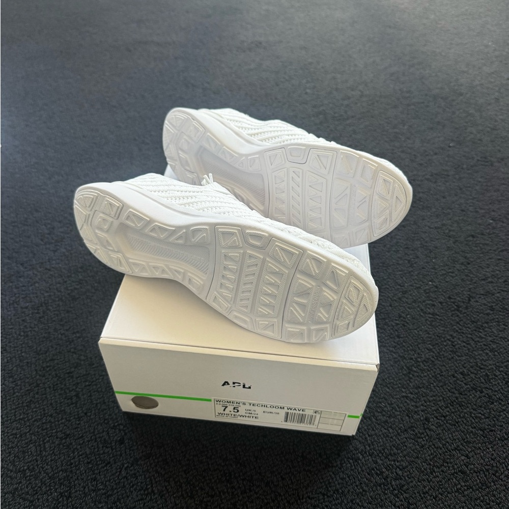 NWT APL wave white/white size 7.5 women’s - Picture 2 of 3